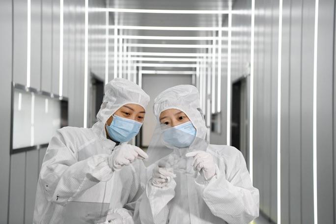 2024年2月21日,在位于安徽合肥的東超科技工廠,技術(shù)人員在檢查負折射